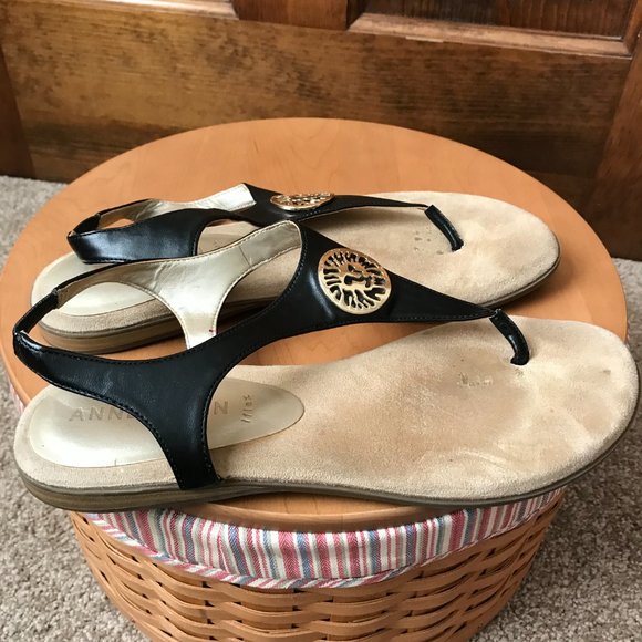 Anne Klein Black Flat Thong Sandals w/Goldtone Lion Logo Badge Size 9M - Picture 5 of 10